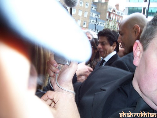 SRK arrivant à Tussauds