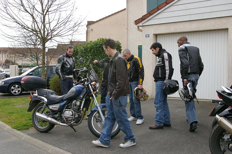 Chacun s'occupe de sa moto avant de se poser