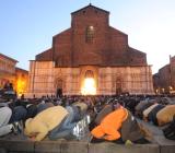 islamici davanti a San Petronio.JPG