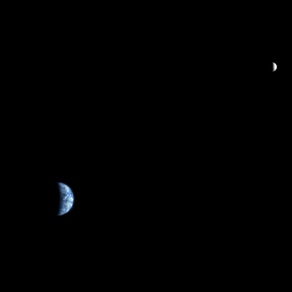 Terra e luna visti da Marte