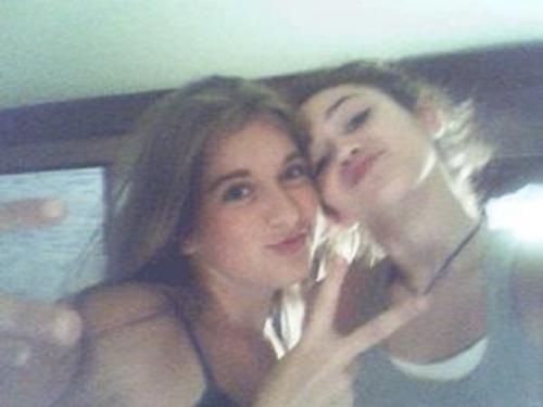 Miley y su amiga