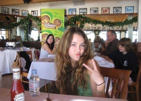 Miley en un restaurant