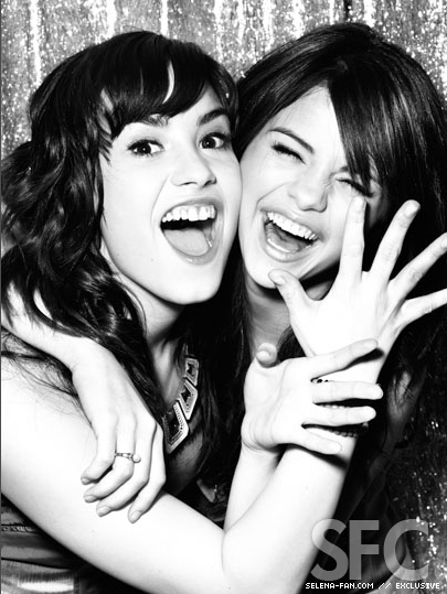 selena-gomez-and-demi-lovato-selena-gomez-and-demi-lovato-8431782-405-539