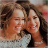 Demi ve Miley Threes11