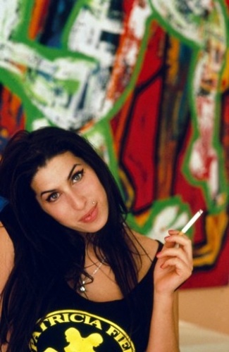 Amy sur fond de Graffiti