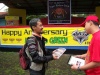 Presiden IBC Bro Edo Rusyanto sedang menyerahkan buku dan plakat HUT TRic ke-4 di TMII, 20 Desember 2008