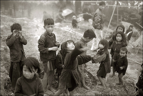 1369675200-hmong-children-playing-sapa-bw