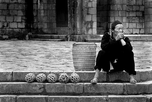 190013688-hmong-man-and-basket-in-sapa