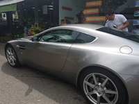 Le garage Aston Martin 1-2