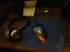 這款滑鼠墊已經用了好幾年，實際年份已經忘記了，是中國大陸製的幽藍玻璃滑鼠墊，好用且耐用。
耳機 ─ PLANTRONICS 的 GameCom 1 算是物美價廉的好耳機之一了。
滑鼠 ─ Microsoft 的  IE 3.0 復刻版  許多世界級的職業選手皆用過 一樣是 物美價廉！